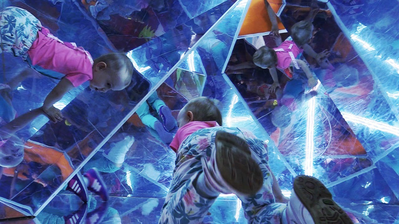 Video-dlya-detej.-Ksyusha-Nastya-i-Zerkalnyi-labirint-360-gradusov.-Razvlecheniya-dlya-detej