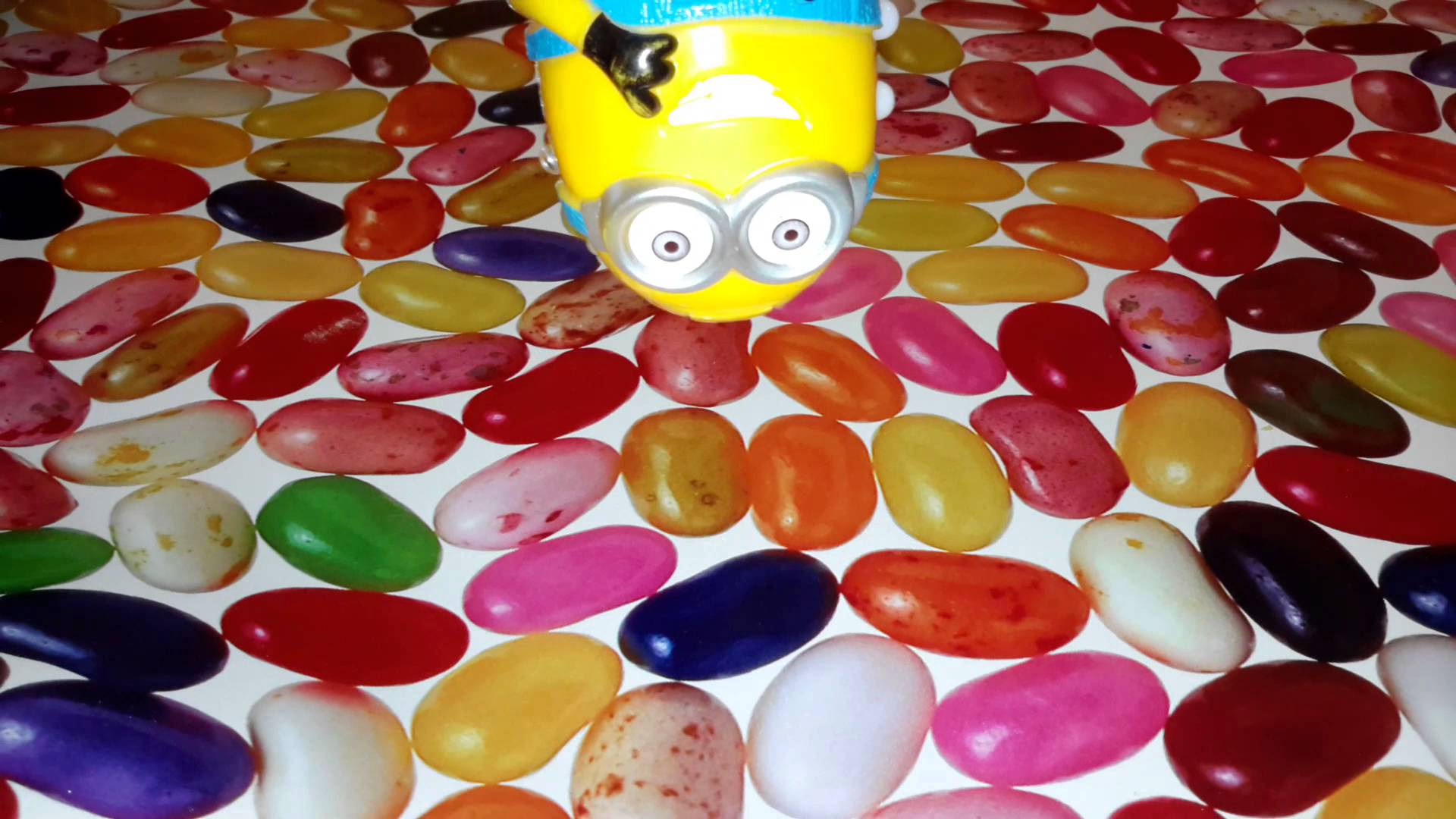 Video-dlya-detej.-Minon-yula-Igrushki-s-mehanicheskim-zavodom-Toys-with-a-mechanical-plant