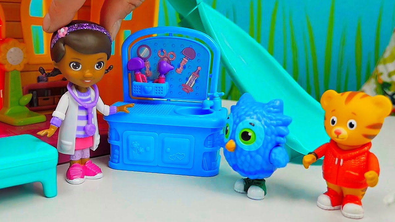 Video-dlya-devochek-Igraem-s-interesnymi-kuklami-Doktor-Plyusheva-Sofiya-Prekrasnaya-Malenkie-Fei-De