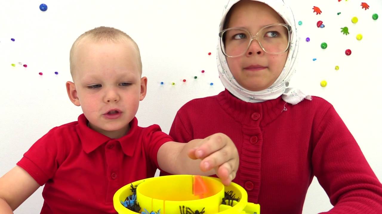 Deti-igrayut-razvivayushhie-igry-dlya-detej.-Kapuki-Deti-i-Roditeli-Nastya-i-Vova-babushka-i-vnuk