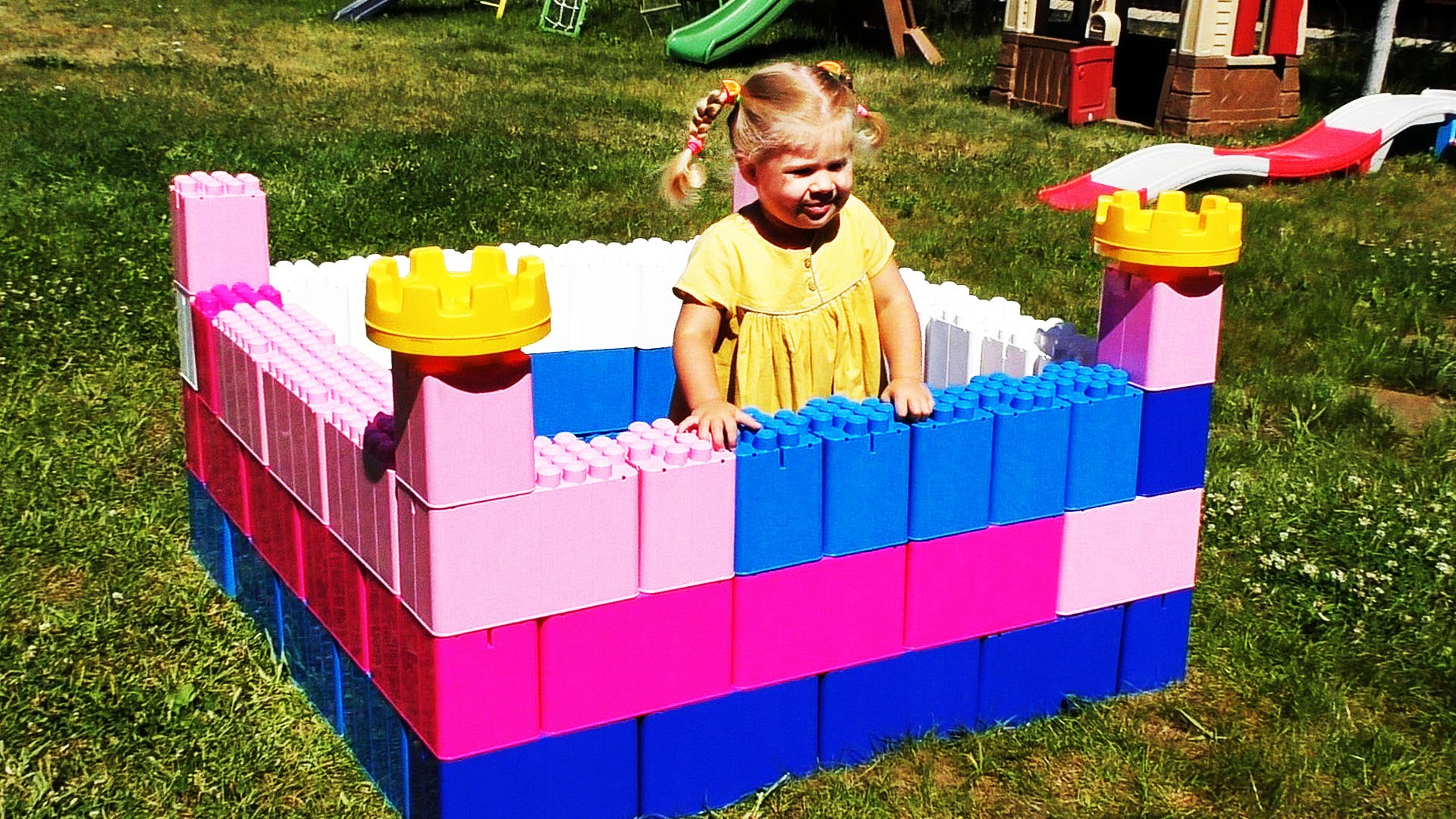 MANEZH-DLYA-KOTYAT-iz-Mega-Bloks-Koshki-i-Koty-Video-Dlya-Detej-Funny-Cats-and-Kittens-Mega-Bloks