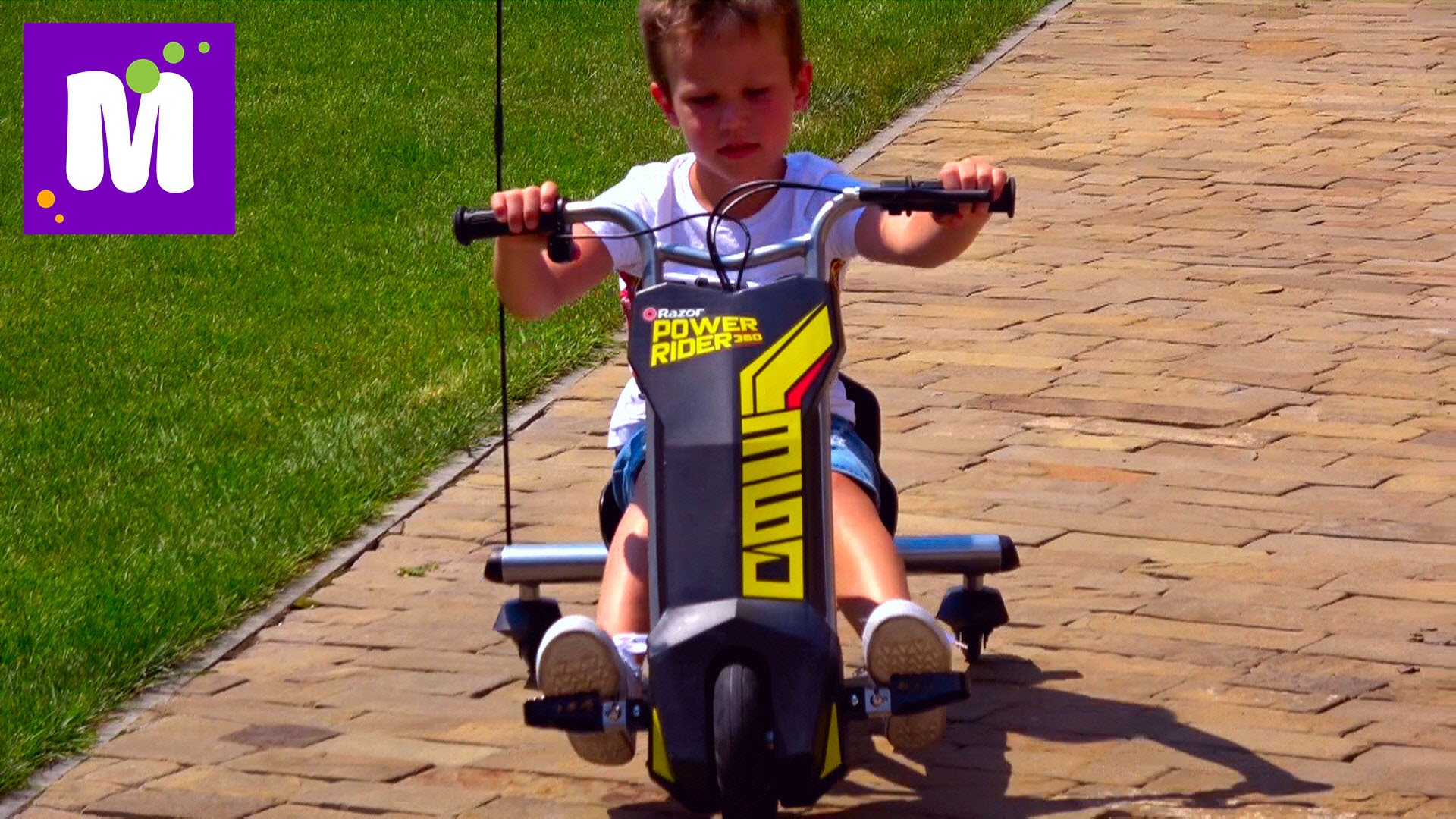 Maks-delaet-Politsejskie-razvoroty-na-mashinke-Razor-Power-Rider-360-i-Papa-na-skejte-Razor-RipSurf