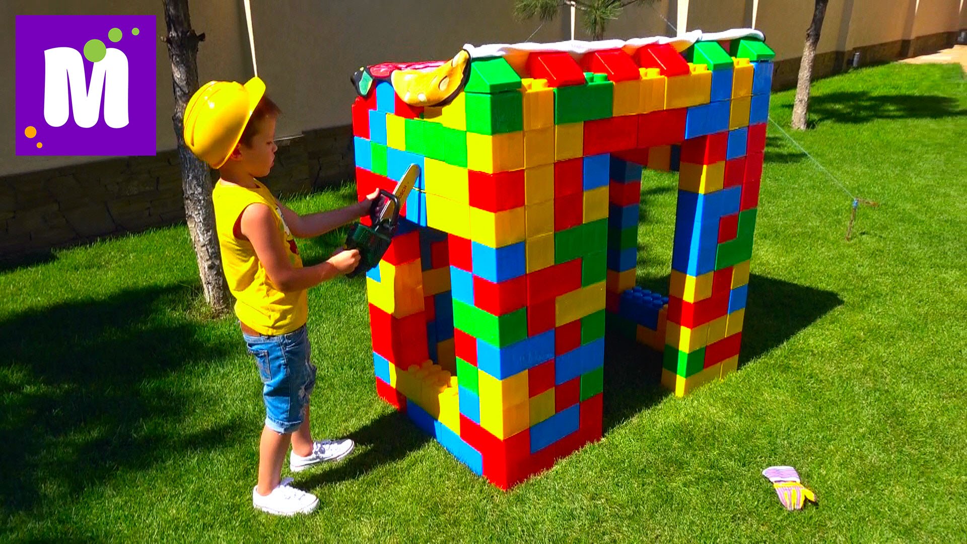 Maks-stroit-Domik-iz-bolshogo-konstruktora-Kataetsya-na-traktore-mashinke-s-pritsepom-i-benzopila