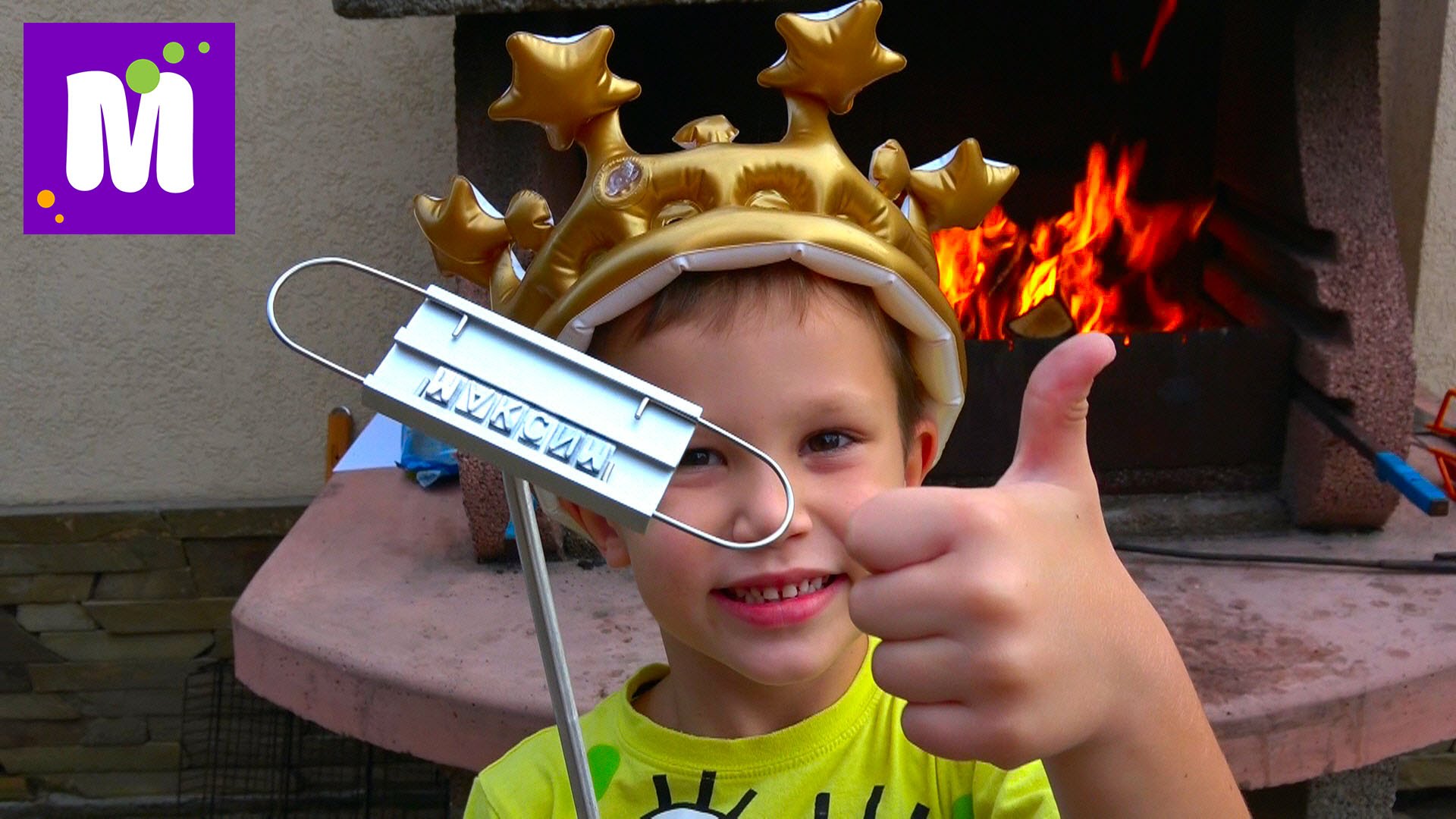 Maks-zharit-imennoj-stejk-na-grile-Klejmo-Pechat-iz-raskalennoj-plastiny-s-bukvami-BBQ-Branding-IRON