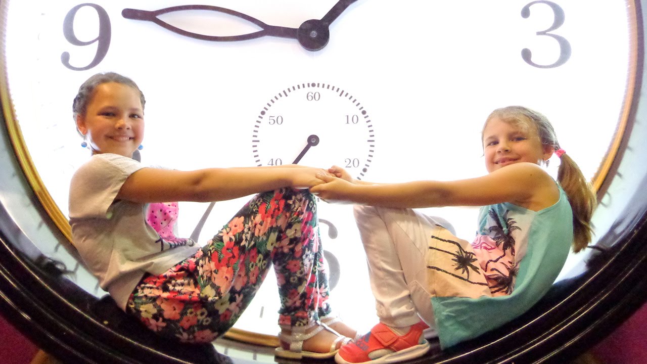 Moskva-dlya-detej.-Dom-Velikana-Ksyusha-i-Nastya-Kapuki-Deti-i-Roditeli.-Video-dlya-detej