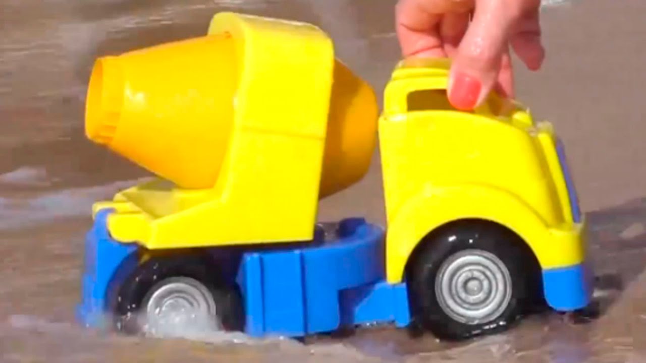 Multfilmy-pro-rabochie-mashiny-na-plyazhe-stroim-gorku-dlya-malysha-grejdera