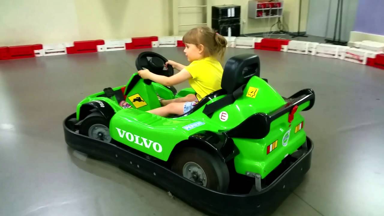 Multiki-pro-mashinki-MASHINA-Igry-Mashinki-ot-Nastyushik-Avtodrom-pro-mashinki-kataemsya-na-mashinke