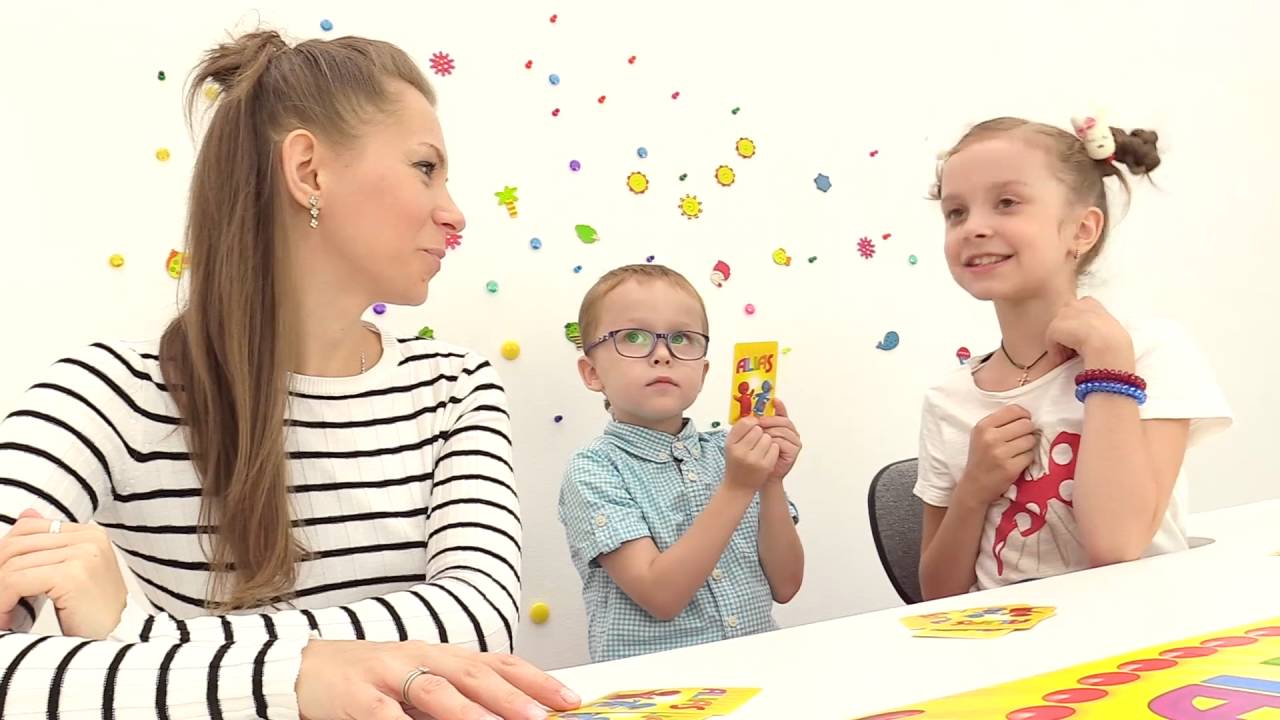 Razvivayushhie-igry-dlya-detej-igra-Alias.-Igraem-vmeste-Kapuki-Deti-i-Roditeli