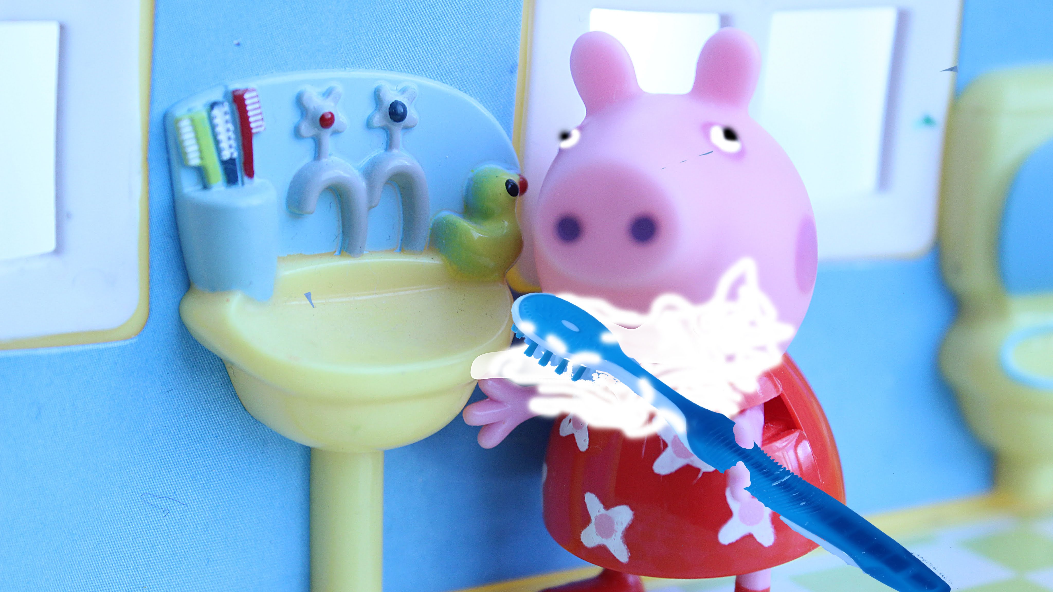 Svinka-Peppa-i-Dzhordzh-ne-chistyat-zuby.-Doktor-Hryush-Multfilm-dlya-detej-s-igrushkami