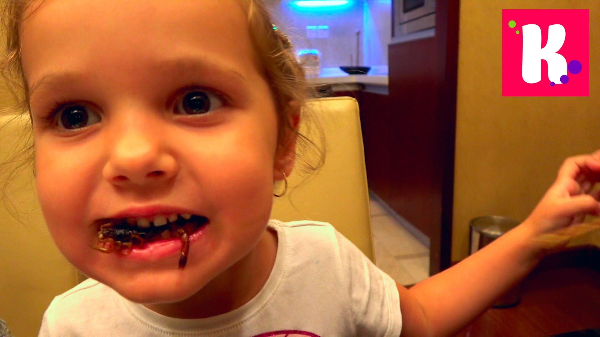 VLOG-Katya-sela-skorpiona-Zoopark-i-Pandy-Kataemsya-na-Minni-Maus-Probuem-tarakany-i-saranchu-na-vkus