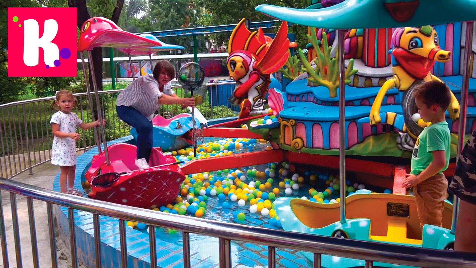 VLOG-Vodnye-attraktsiony-s-sharikami-Park-razvlechenij-Karusel-s-loshadkami-Vkusnoe-morozhenoe