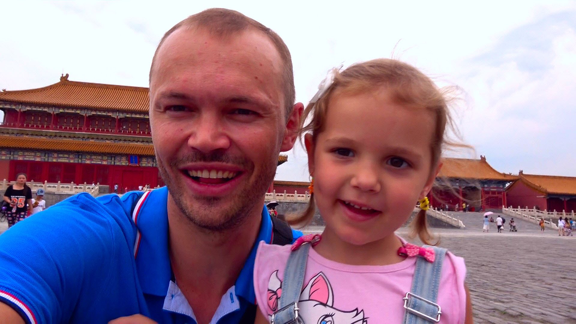 Zapretnyj-gorod-gorohovoe-morozhenoe-i-v-bassejne-Katya-kushaet-persikovyj-sup-s-kornyami-Pekin-Kitaj