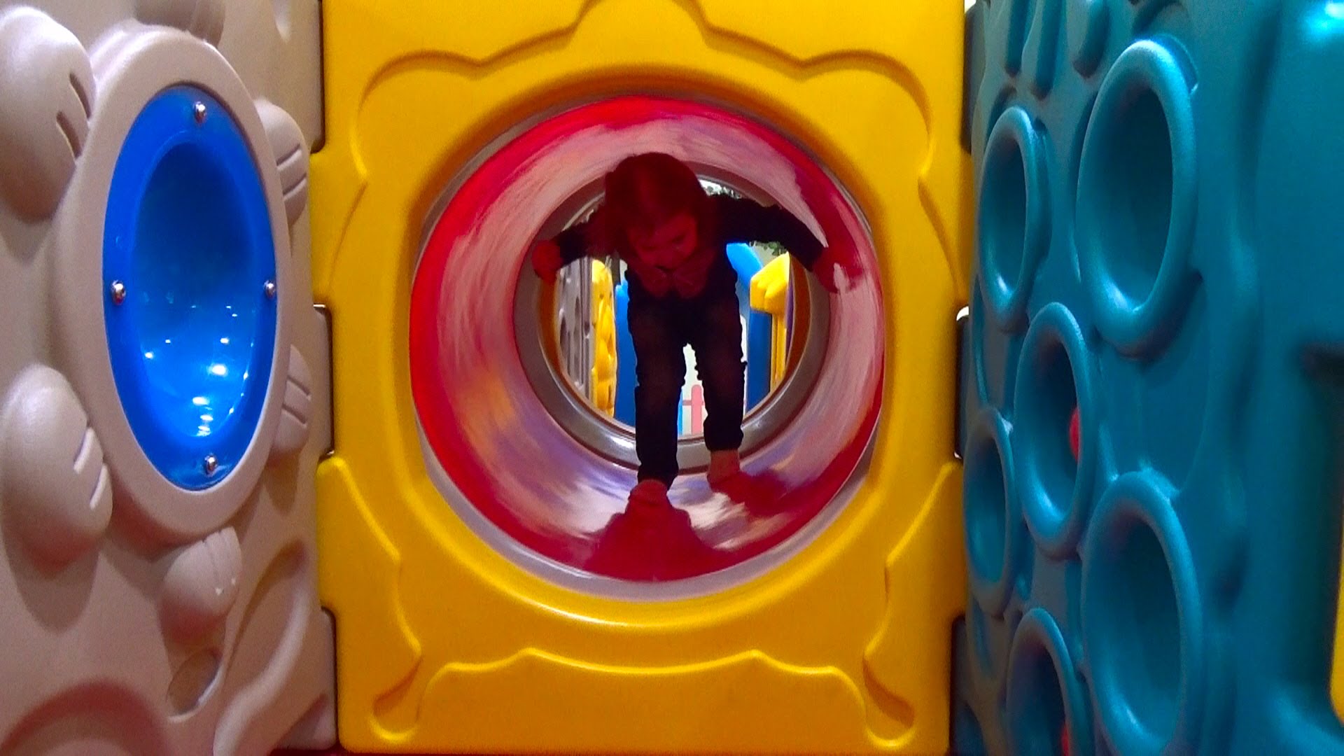 Detskaya-ploshhadka-v-magazine-igrushek-Mega-Antoshka-Shildrens-play-yard-in-toy-store-Antoshka