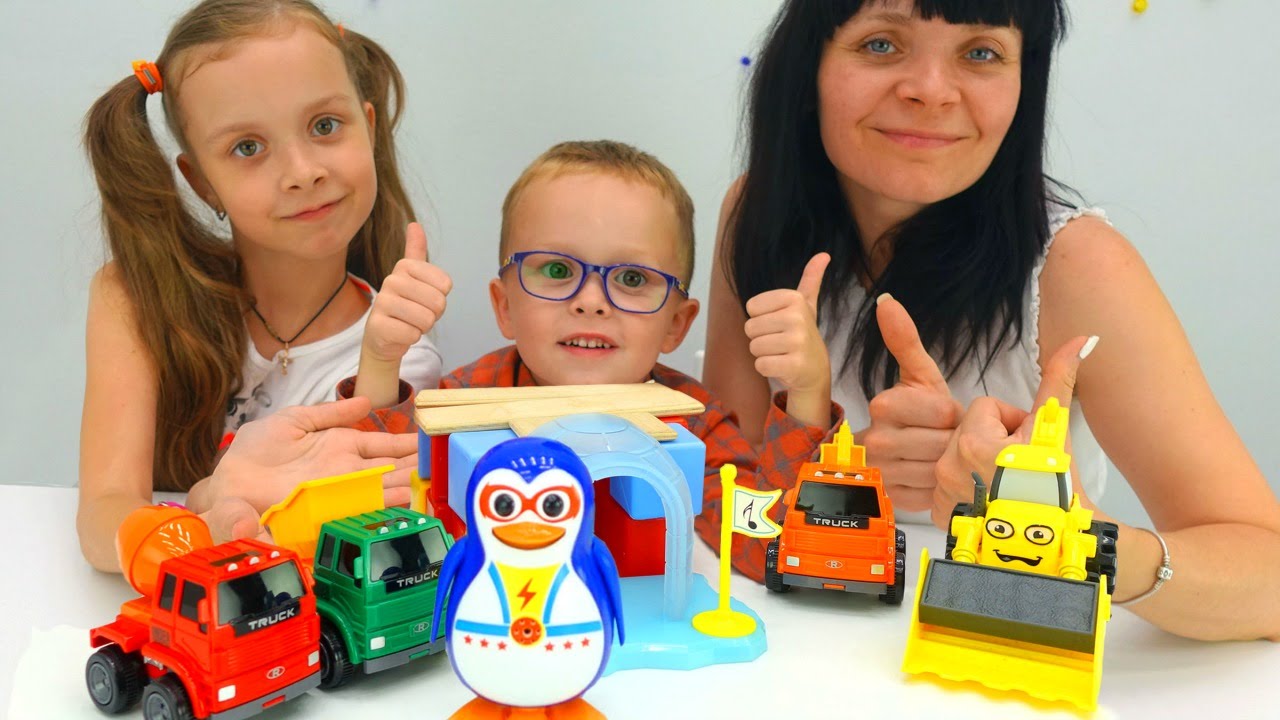 Detskie-Igrushki-Mashinki-dlya-detej-traktor-ekskavator-podemnyj-kran-stroyat-domik-dlya-pingvina