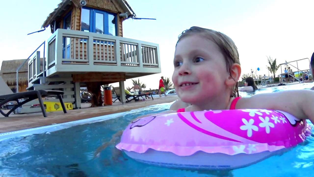 Germaniya-3-Akvapark-Maks-i-Katya-Nastya-vTropical-Islands-kataemsya-s-gorok-i-plavaem-v-bassejne-Kids