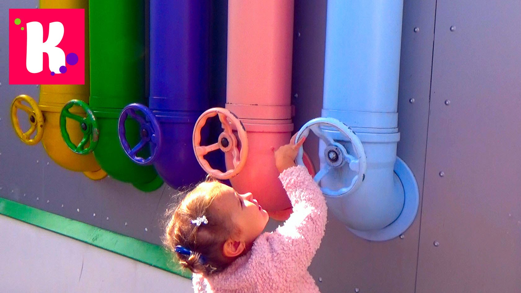 Grusha-s-soskoj-Strelyaem-pomidorami-Karusel-s-mashinkami-i-Restoran-s-edoj-priezzhayushhej-na-gorke