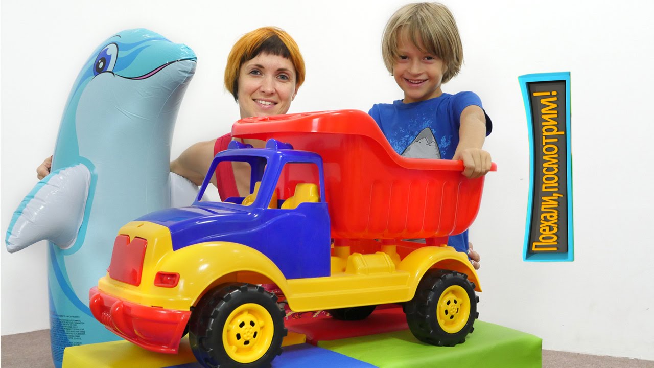 Kapuki-Kanuki-Poehali-posmotrim-Akvapark-dlya-delfinov.-Naduvnoj-bassejn-i-delfin