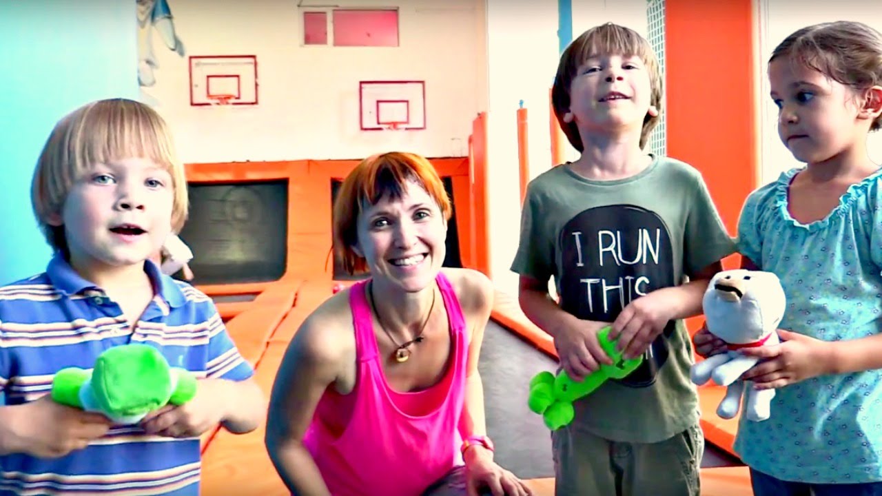 Majnkraft.Video-dlya-detej-Kapuki-Kanuki.Masha-Katya-i-Mark-pryzhki-na-batute-zaryadka