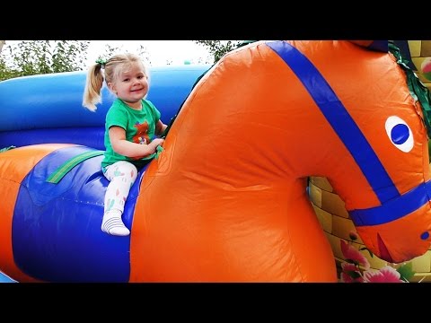 Printsessy-Zamok-Bolshoj-Batut-Surprise-Disney-Princess-Play-Castle-trampoline