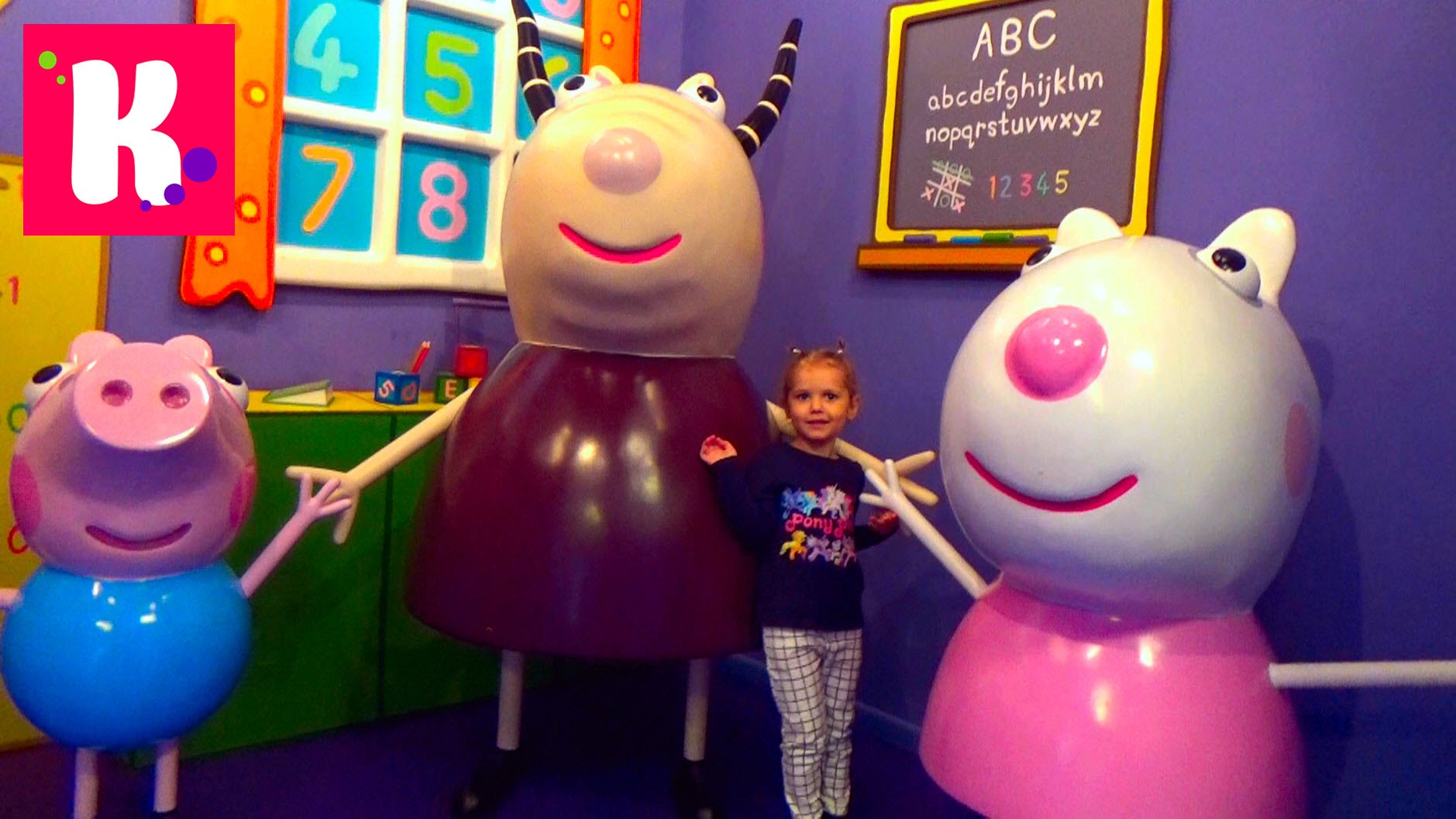 Svinka-Peppa-v-gostyah-u-Peppy-doma-kataemsya-na-parovozike-Dedushki-Svina-SHkola-Madam-Gazel