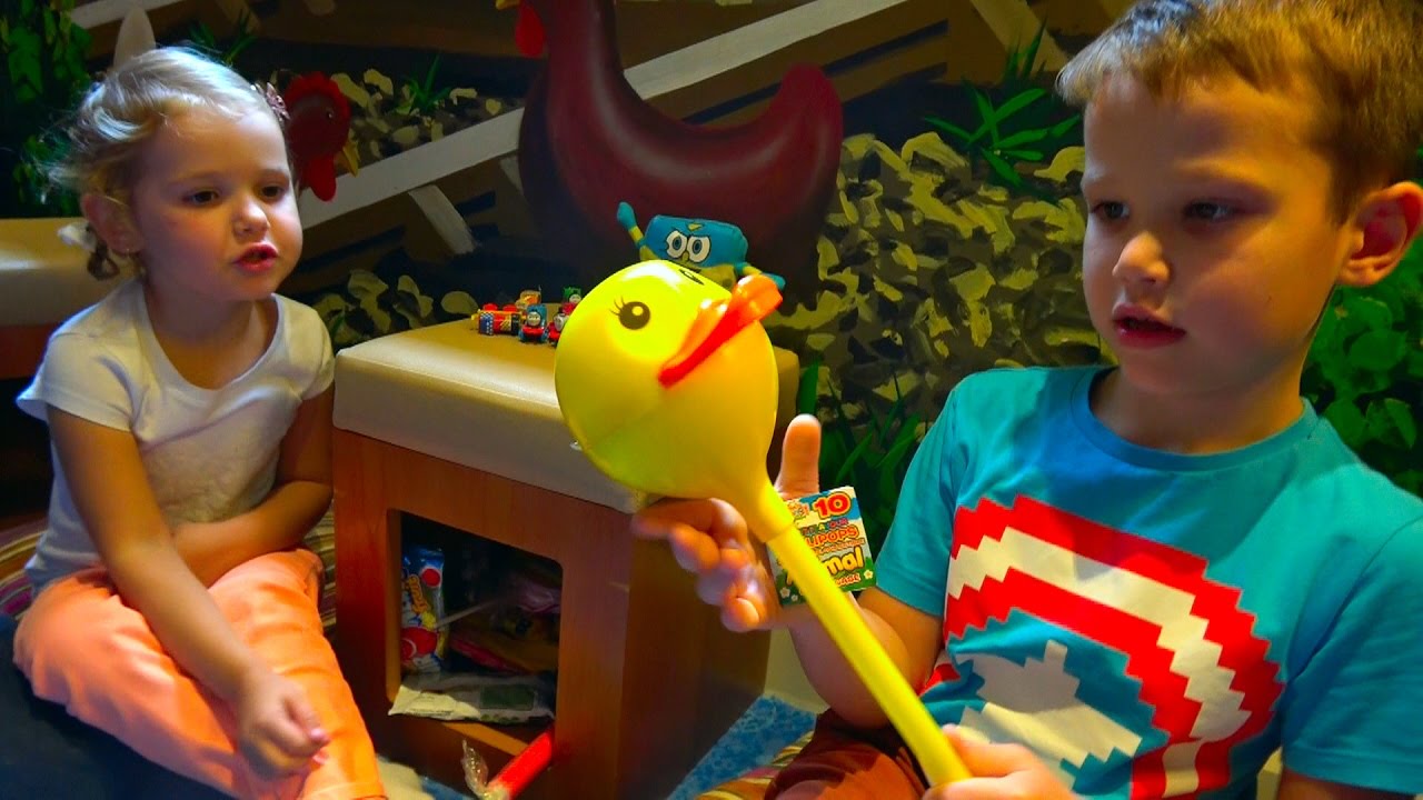 Utochka-s-konfetkami-na-palochke-i-myatnyj-MMs-Mnogo-prikolnyj-i-NE-VKUSNYH-anglijskih-konfet