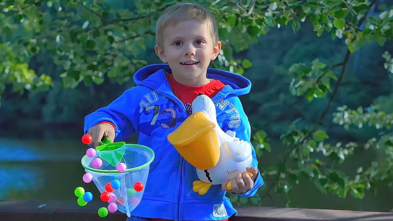 VIDEO-DLYA-DETEJ-s-igrushkoj-OZORNOJ-PELIKAN-kotoryj-metaet-shariki-Igraem-s-Danikom