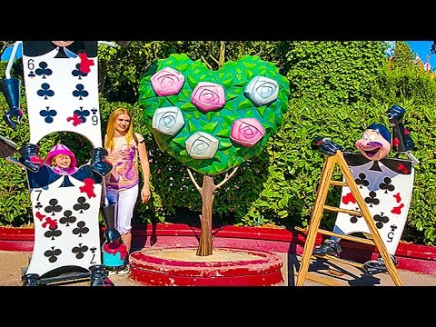 DISNEJLEND-PARIZH-2-labirint-Alisa-v-strane-chudes-Video-dlya-detej-Disneyland-Labirint-Kids-euro-show