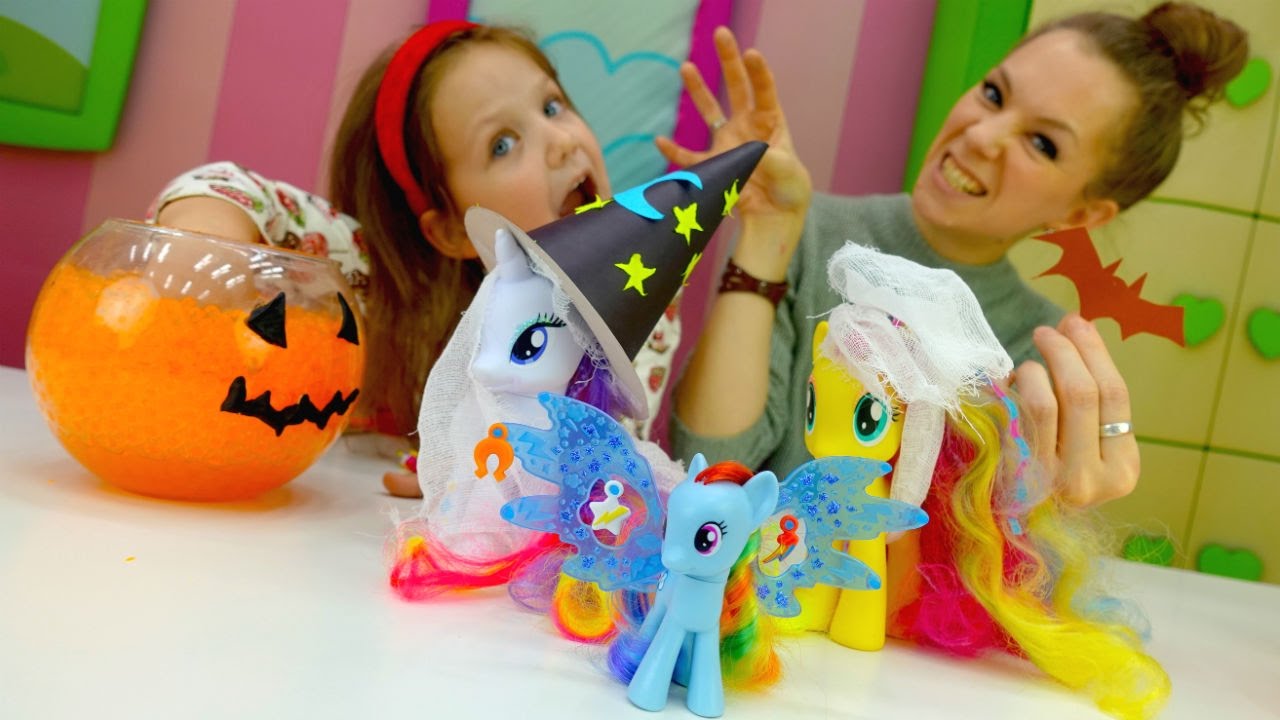 Igra-Poni-i-Hellouin-Litl-Poni-igry-dlya-devochek-raspakovka-Rejnbou-Desh.-Detskoe-video