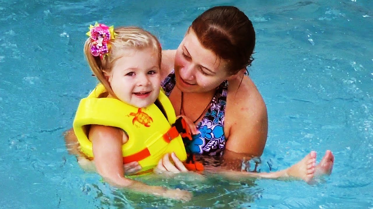 Igry-V-BASSEJNE-Igraem-vmeste-Kataemsya-s-Gorki-v-Bassejn-Video-dlya-Detej-fun-playing-in-the-water