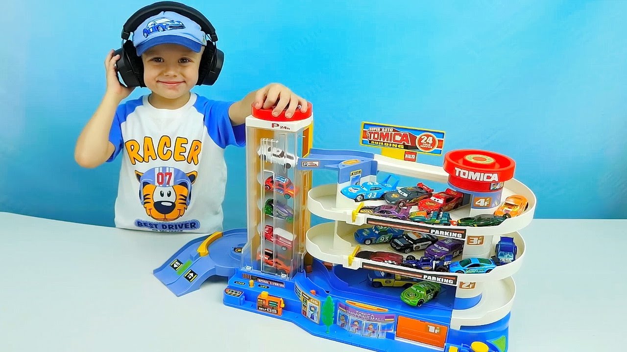 Mashinki-s-Avtoparkingom-Liftom-i-garazhom-Trek-TOMICA-TAKARA-TOMY-i-malchik-Danik
