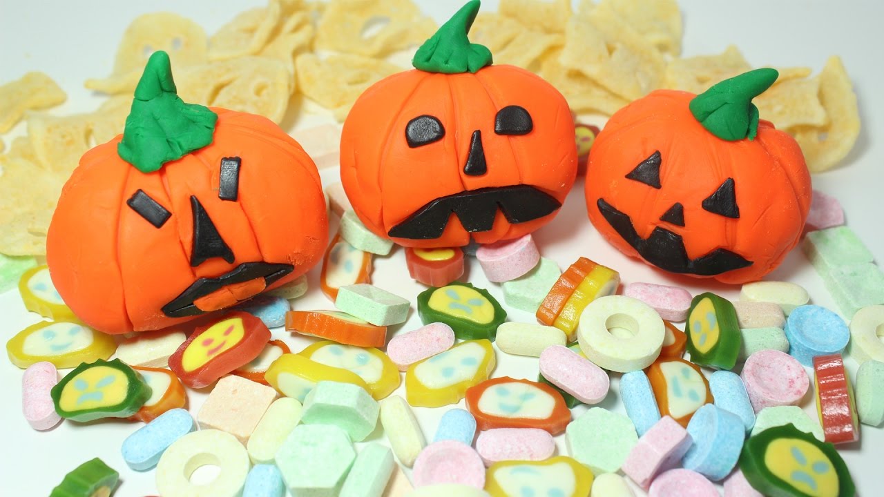 Syurprizy-iz-Plej-Do-dlya-Hellouina.-Igrushki-iz-multfilma-Masha-i-Medved