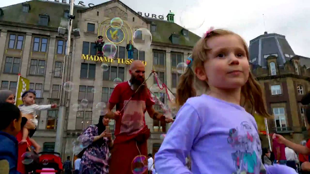 Video-dlya-detej-Edem-na-tramvae-na-Ploshhad-Dam-v-Amsterdame-Kids-show-Nastushik-SHou-Mylnye-puzyri