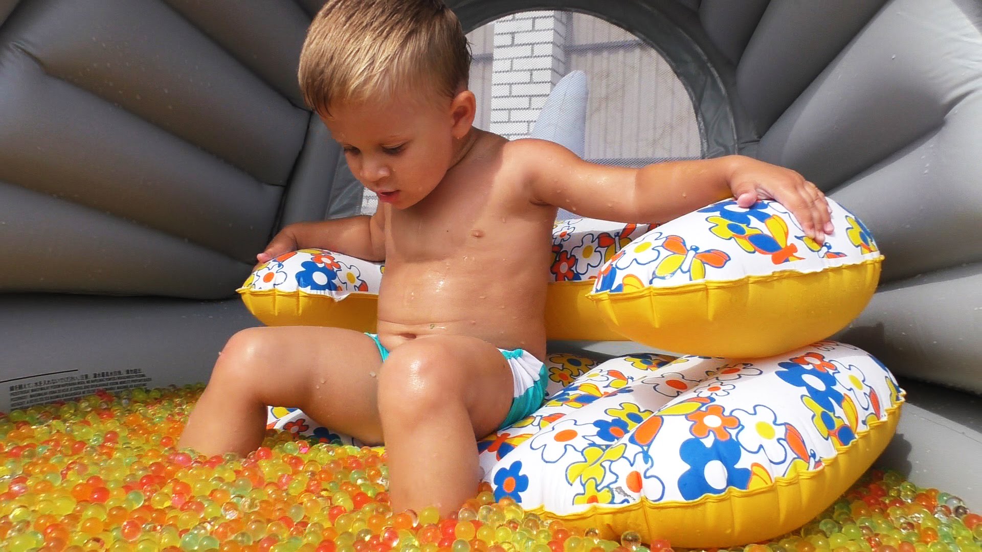 Bassejn-ORBIZ-Akula-Igraem-s-Naduvnoj-Mebelyu-New-Orbeez-Toys-ORBEEZ-POOL-SHARK-PARTY-Kids-happy