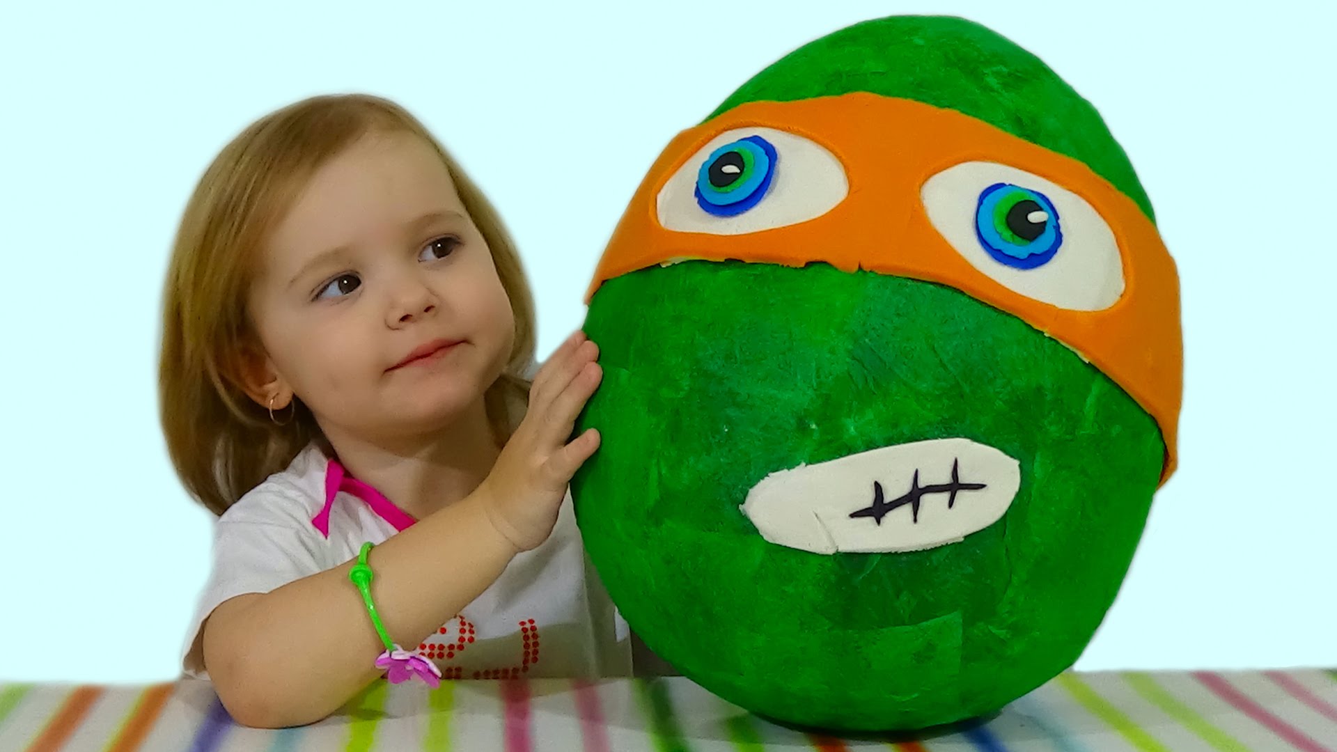 CHerepashki-Nindzya-ogromnoe-yajtso-s-syurprizom-otkryvaem-igrushki-World-Biggest-surprise-egg-TMNT-toys