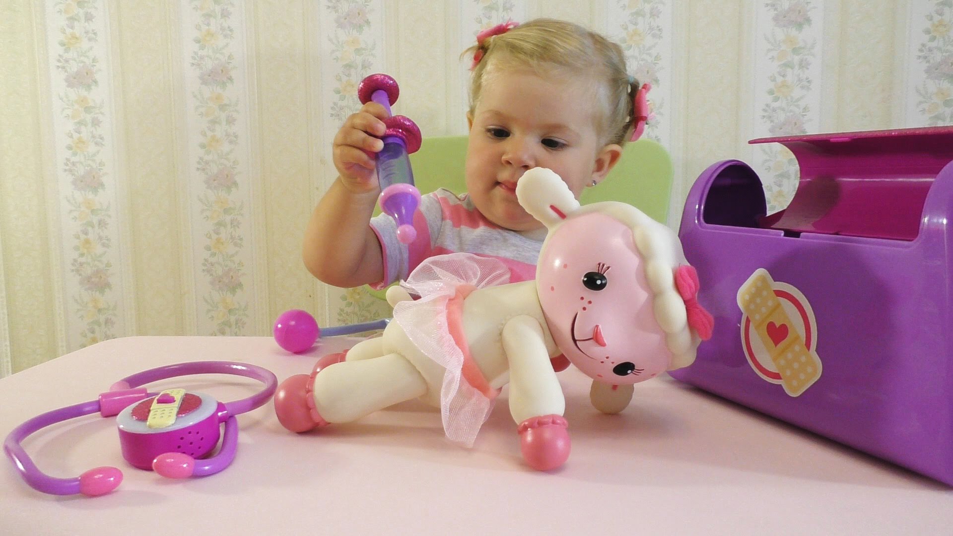 Doktor-Plyusheva-Disnej-igraem-naborom-delaem-ukoly-Lenni-lechim-ovechku-Doc-McStuffins-playing-toys