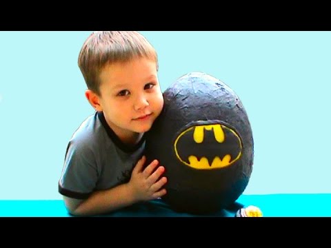 Giant-Batmen-surprise-egg-toys-unboxing-Betmen-yajtso-syurpriz-otkryvaem-igrushki