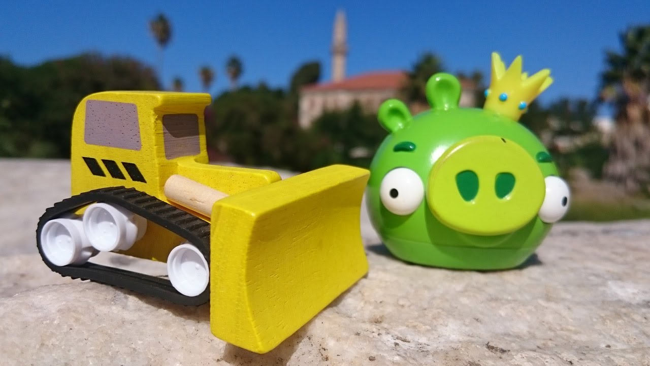 Igrushechnye-mashinki-grejder-i-buldozer-hryushka-i-spryatannoe-yajtso-igra-dlya-detej-Goryacho-Holodno