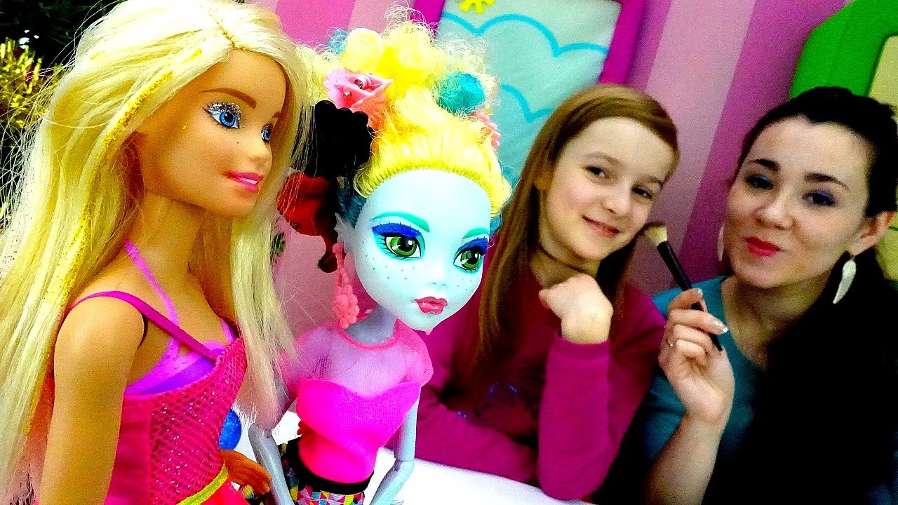 Igry-odevalki.-Kukly-Monster-HAJ-i-BARBI-v-Salone-Krasoty-NOVOGODNIE-platya-i-makiyazh-Detskoe-video