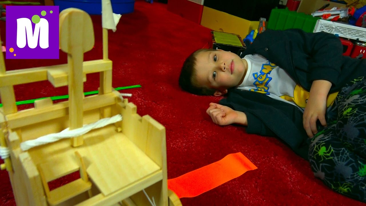 Katapulta-srednevekovaya-DIY-strelyaem-plastilinovymi-sharikami-po-tseli-v-igrovoj-komnate-Maksa