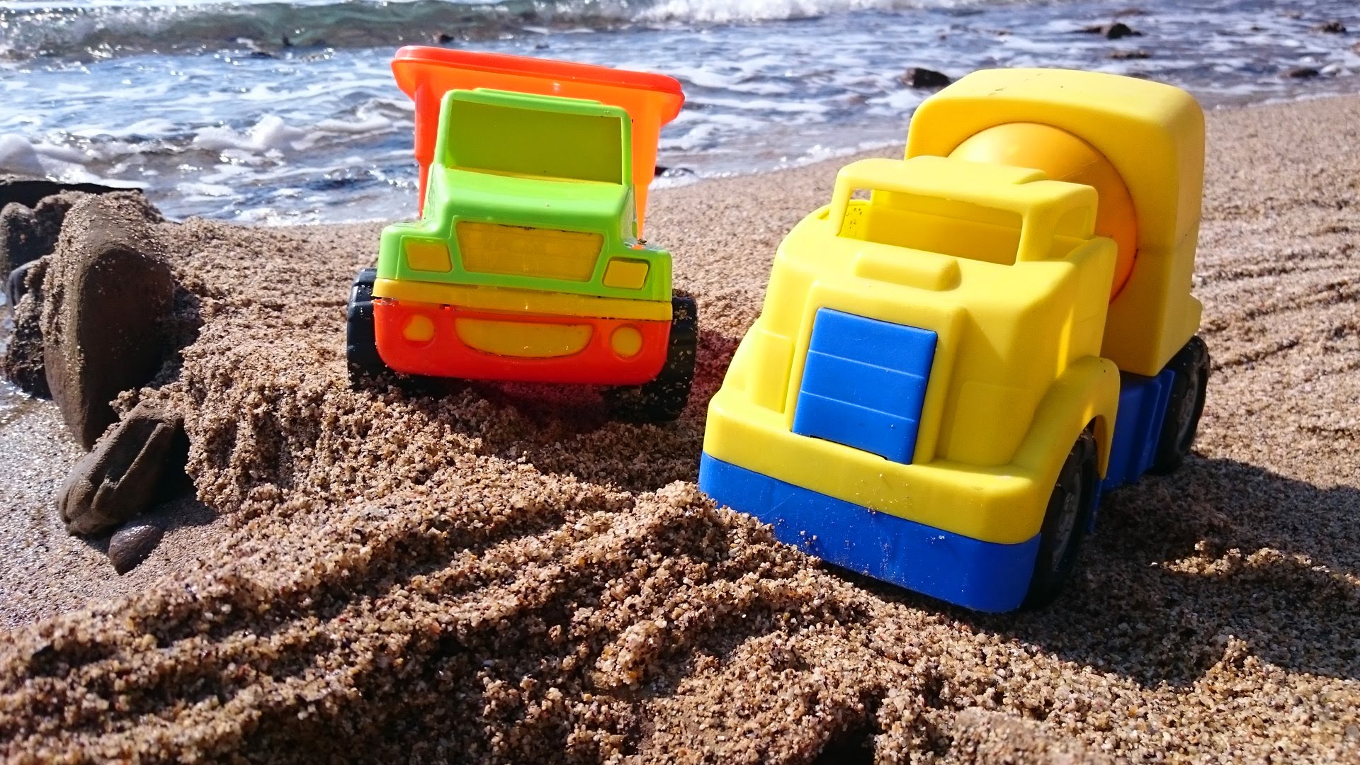 Multfilm-pro-rabochie-mashiny-kotorye-stroyat-most-na-plyazhe