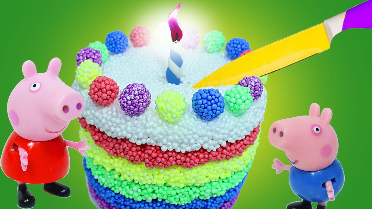 Multik-iz-igrushek-Svinka-Peppa-i-Dzhordzh-delayut-tort-iz-sharikovogo-plastilina-Detskij-multfilm