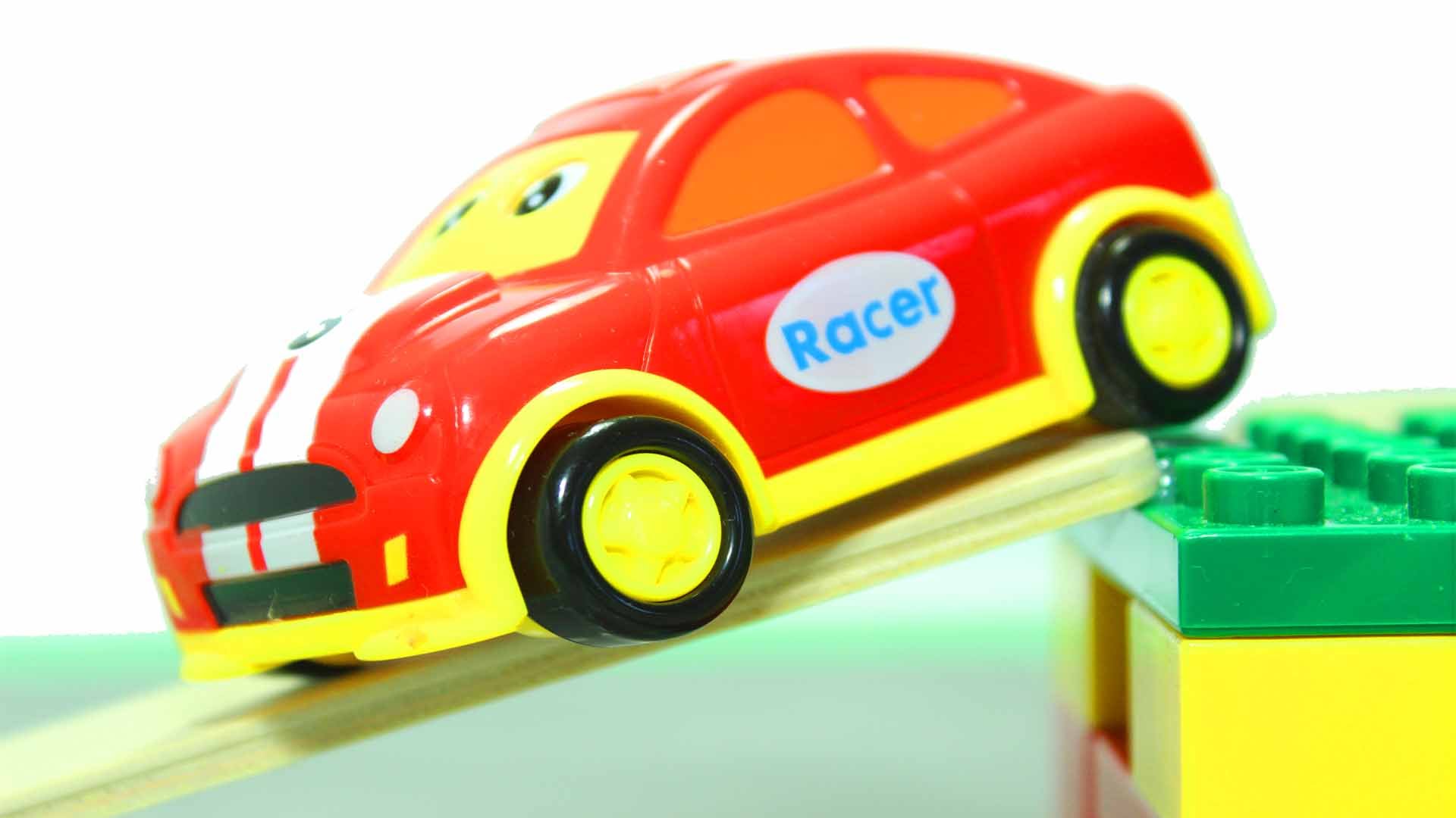 Multiki-pro-mashinki.-Gonochnaya-mashinka-na-avtomobilnoj-gorke.-Gruzovichki-betonomeshalka-i-samosval