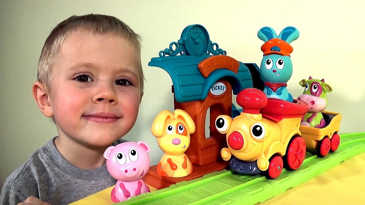 Parovozik-s-zajchikom-Bani-i-Danik-igrayut-v-zheleznuyu-dorogu-Train-set-Bunny-Ouaps.-Toy-train