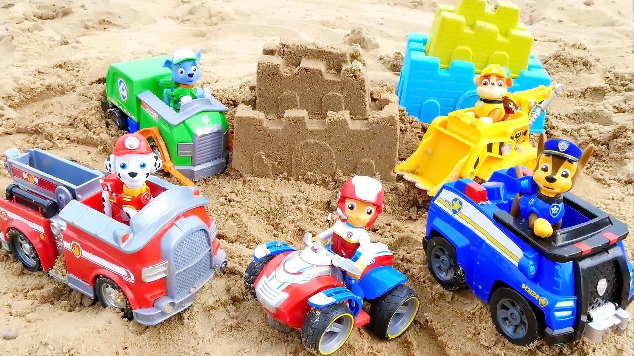 SHHenyachij-Patrul.-Stroim-krepost-na-plyazhe-PAW-PATROL-Toys-playing-on-the-beach
