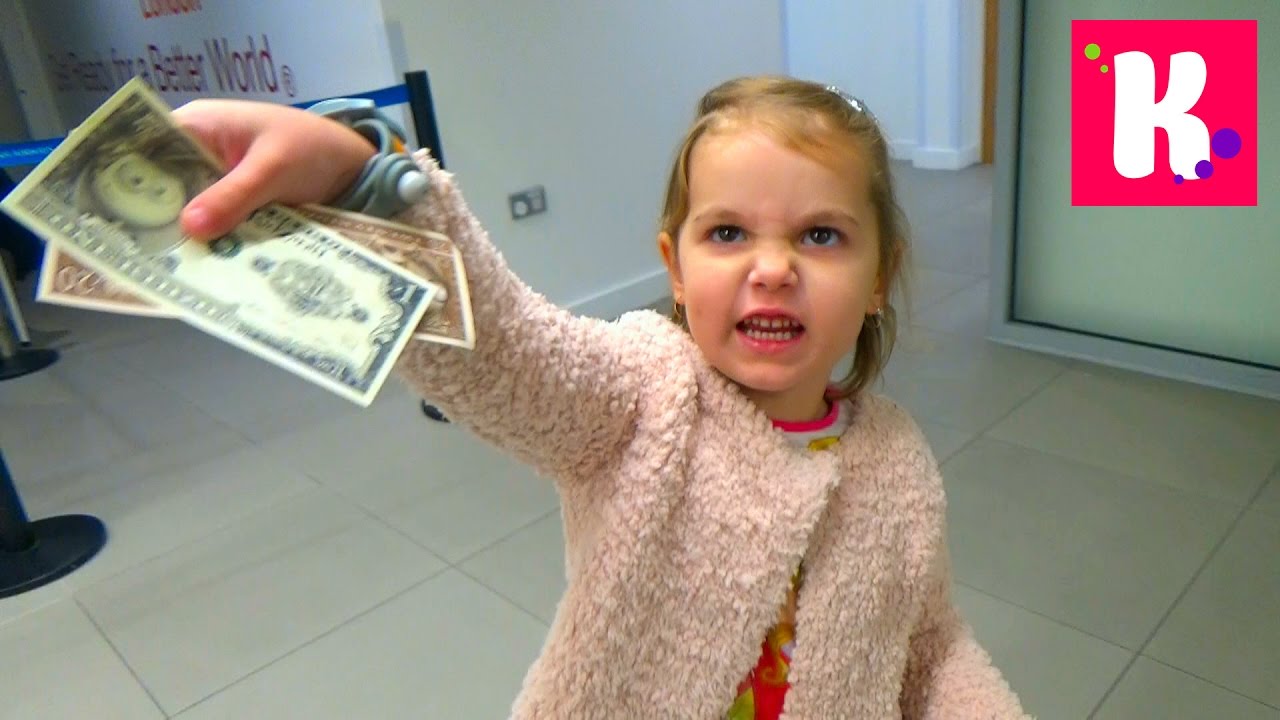 Salon-krasoty-s-koshechkoj-na-litse-Teryaem-dengi-Katya-delaet-Burger-i-morozhenoe-v-Kidzania-London