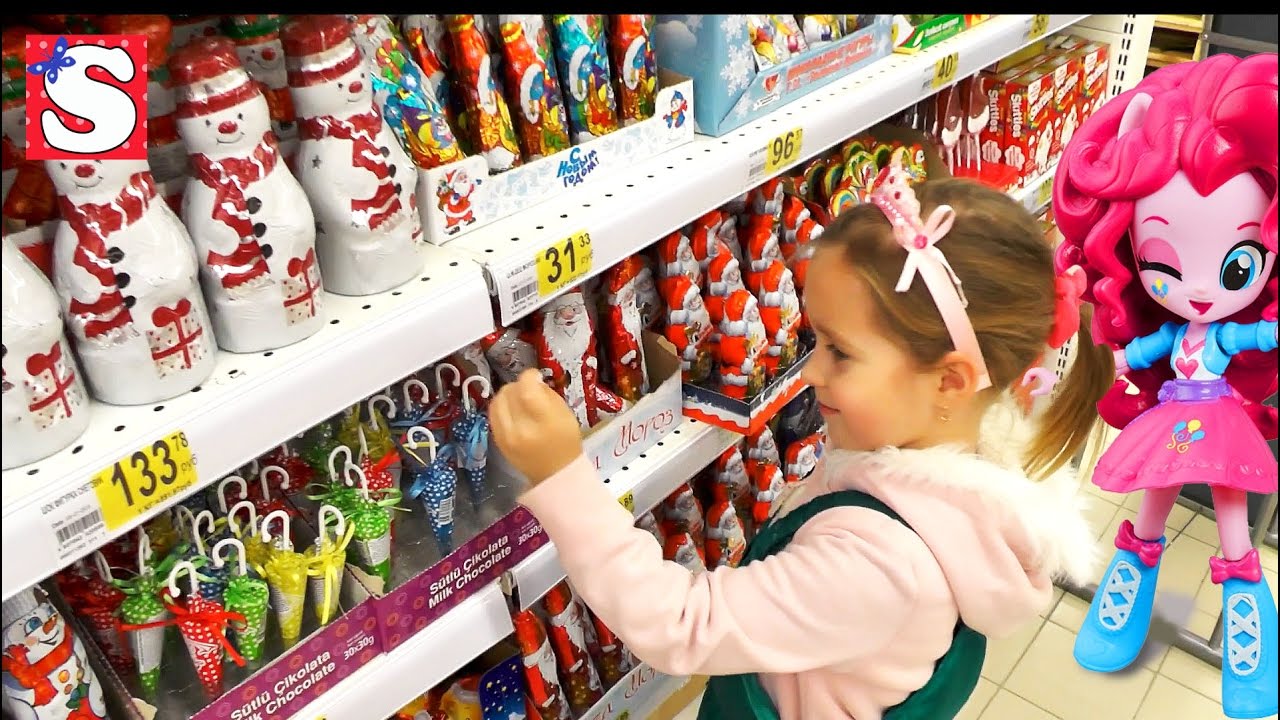 VLOG-Pokupaem-NOVOGODNIE-IGRUSHKI-Gulyaem-s-Frenkom-i-mnogo-prikolnyh-aksessuarov-k-Novomu-godu-girls