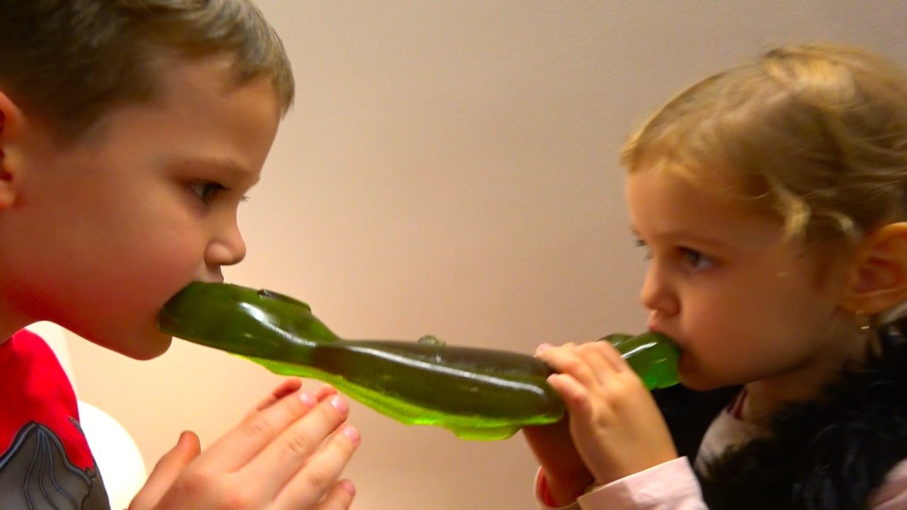 VLOG-V-Germaniyu-stoya-v-pervom-klasse-ZHelejnyj-MALYSH-1-kg-i-podozritelnyj-poroshok-iz-Amsterdama