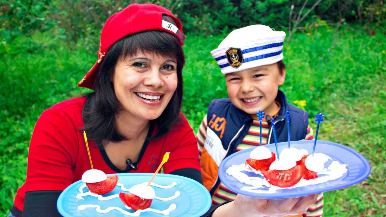 Video-dlya-detej.-Gotovim-na-dache.-Vkusnye-korabliki.-Kanape-svoimi-rukami.-Obuchayushhee-video