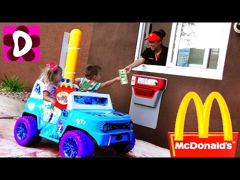 GOLODNYE-DETI-Edut-v-Makdonalds-na-Mashine-Kids-Ride-On-Car-McDonalds-Drive-Thru-Kids-Diana-Show
