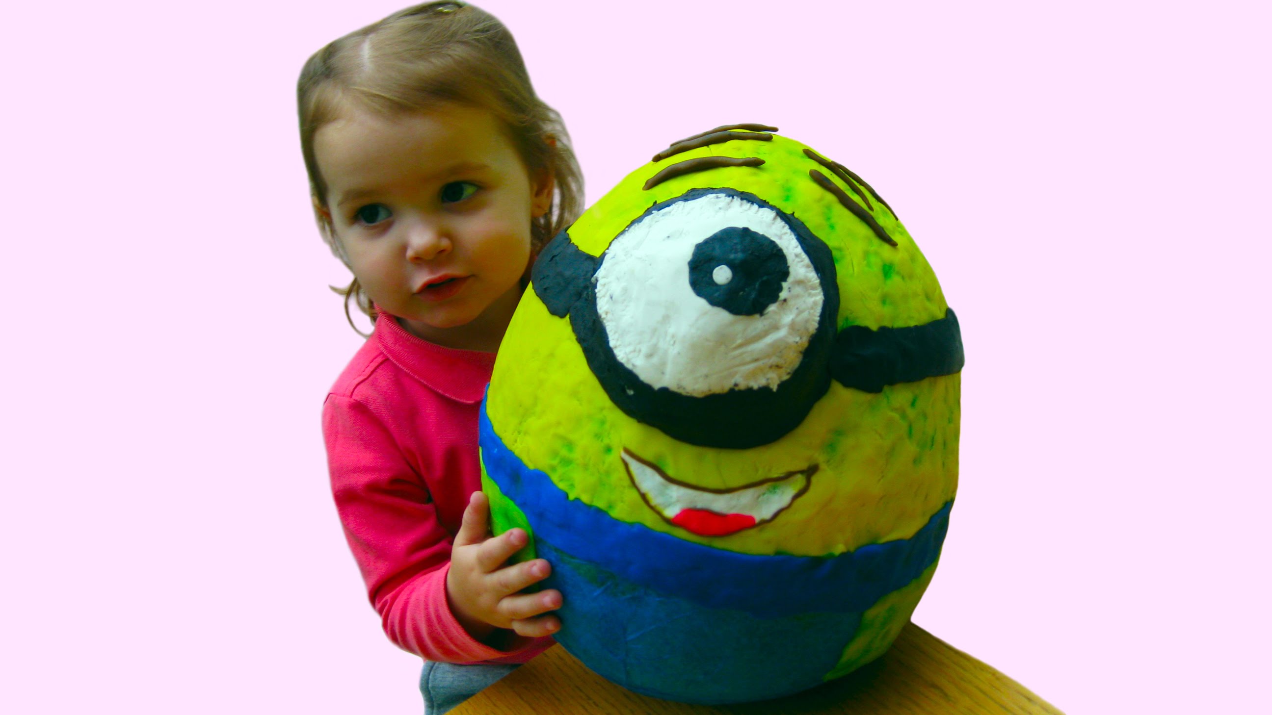 Gadkij-YA-Minony-ogromnoe-yajtso-s-syurprizom-otkryvaem-igrushki-mineny-norme-oeuf